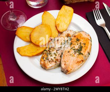 Köstlich Steak aus gebackenem Lachs mit Kartoffeln Stockfoto