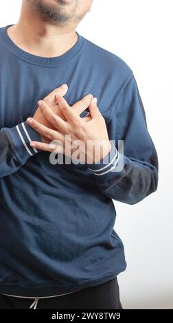 Gesundheitskonzept, Mann mit Herzkrankheit, Hand auf seiner Brust halten, Herzinfarkt.isoliert auf weißem Hintergrund Stockfoto