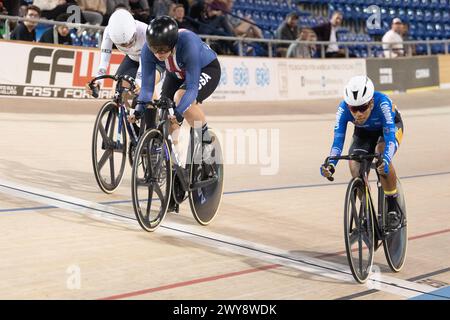 Los Angeles, Kalifornien, USA. April 2024. Jennifer Valente aus den Vereinigten Staaten (Mitte) gewinnt die Goldmedaille im Eliminationsrennen gegen Juliana David aus Kolumbien (R) und Yareli Mendoza aus Mexiko (L). Quelle: Casey B. Gibson/Alamy Live News Stockfoto