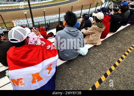 Suzuka, Japan. April 2024. Rennatmosphäre – Max Verstappen (NLD) Red Bull Racing Fan. Formel-1-Weltmeisterschaft, Rd 4, großer Preis von Japan, Freitag, 5. April 2024. Suzuka, Japan. Quelle: James Moy/Alamy Live News Stockfoto