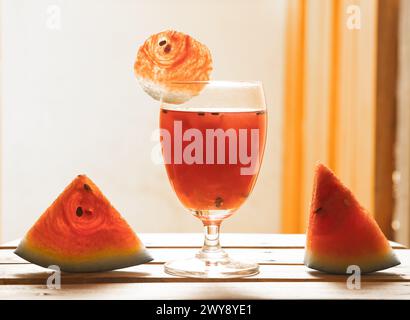 Saftig, erfrischend und feuchtigkeitsspendend: Wassermelone, die ultimative Sommerfrucht. Stockfoto