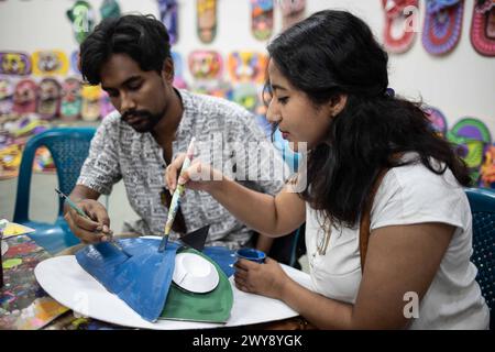 Dhaka, Bangladesch. April 2024. Studenten der Fakultät für Bildende Künste, Dhaka Universtiy, bereiten sich darauf vor, das kommende neue Bangla-Jahr am 4. April 2024 in Dhaka, Bangladesch, zu feiern. (Kreditbild: © Md. Rakibul Hasan/ZUMA Press Wire) NUR REDAKTIONELLE VERWENDUNG! Nicht für kommerzielle ZWECKE! Stockfoto