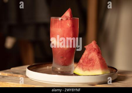 Saftig, erfrischend und feuchtigkeitsspendend: Wassermelone, die ultimative Sommerfrucht. Stockfoto