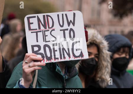 Seattle, USA. April 2024. Pro-Palästina-Demonstranten versammelten sich um 18:00 Uhr auf dem Roten Platz auf dem UW-Campus, um gegen Palästina zu protestieren. Aktivisten marschierten dann zum Roten Platz, um mehrere Reden zu halten. Sie setzten den marsch zum UW-Hub fort, wo mehrere Demonstranten mit selbstgebauten Schließfächern abgeriegelt wurden, die die UW aufforderten, sich von Organisationen mit Verbindungen zu Israel zu trennen. Quelle: James Anderson/Alamy Live News Stockfoto