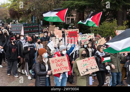 Seattle, USA. April 2024. Pro-Palästina-Demonstranten versammelten sich um 18:00 Uhr auf dem Roten Platz auf dem UW-Campus, um gegen Palästina zu protestieren. Aktivisten marschierten dann zum Roten Platz, um mehrere Reden zu halten. Sie setzten den marsch zum UW-Hub fort, wo mehrere Demonstranten mit selbstgebauten Schließfächern abgeriegelt wurden, die die UW aufforderten, sich von Organisationen mit Verbindungen zu Israel zu trennen. Quelle: James Anderson/Alamy Live News Stockfoto