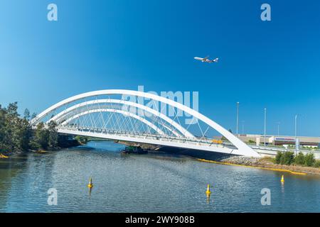 Die neu errichtete Twin Arch Bridge über den Alexandra Canal am Sydney Airport in Australien. Die Brücke ist Teil des „Sydney Gateway“ Straßenausbaus. Stockfoto