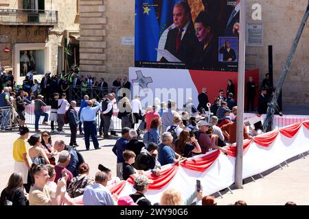 Ein Teil der Zuschauer sieht auf einer großen Leinwand zu, wie der designierte Präsident Myriam Spiteri Debono am 4. April 2023 im Grand Masters Palace in Valletta, Malta, den Amtseid ablegt. Spiteri Debono wurde als Präsidentin vereidigt, nachdem sie durch einen Beschluss des maltesischen Repräsentantenhauses für eine fünfjährige Amtszeit einstimmig ernannt wurde. Myriam Spiteri Debono vereidigt als neuer maltesischer Präsident Stockfoto