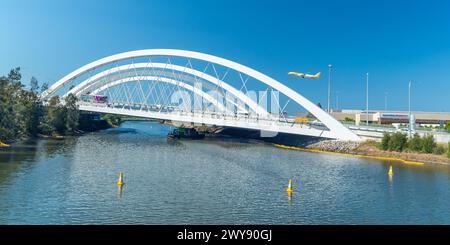 Die neu errichtete Twin Arch Bridge über den Alexandra Canal am Sydney Airport in Australien. Die Brücke ist Teil des „Sydney Gateway“ Straßenausbaus. Stockfoto