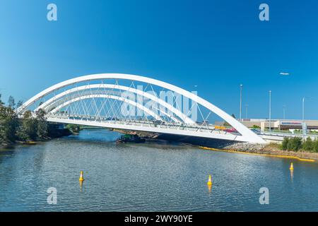 Die neu errichtete Twin Arch Bridge über den Alexandra Canal am Sydney Airport in Australien. Die Brücke ist Teil des „Sydney Gateway“ Straßenausbaus. Stockfoto