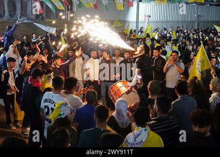 Diyarbakir, Türkei. April 2024. Ein junger Künstler wird während der Feierlichkeiten mit einem Feuerwerk im Mund aufführen sehen. Die Wiederernennung von Abdullah Zeydan, Mitglied der Partei für Gleichstellung und Demokratie (dem Parti), der trotz des Sieges der Bürgermeisterschaft der Stadt Van, wo die Kurden stark leben, keine Wahlurkunde erhielt, wurde mit einer Kundgebung und einem Konzert in Diyarbakir nach Van gefeiert. Die Entscheidung des Wahlausschusses löste sowohl in der kurdischen Region als auch in Städten wie Istanbul und Izmir große Proteste aus. Quelle: SOPA Images Limited/Alamy Live News Stockfoto