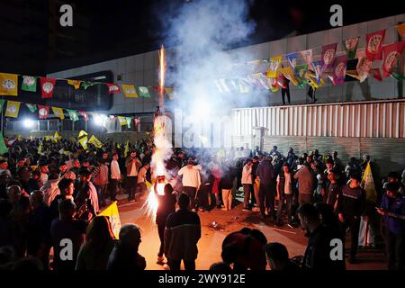 Diyarbakir, Türkei. April 2024. Bei der Feier in Diyarbakir wird ein Feuerwerk gestartet. Die Wiederernennung von Abdullah Zeydan, Mitglied der Partei für Gleichstellung und Demokratie (dem Parti), der trotz des Sieges der Bürgermeisterschaft der Stadt Van, wo die Kurden stark leben, keine Wahlurkunde erhielt, wurde mit einer Kundgebung und einem Konzert in Diyarbakir nach Van gefeiert. Die Entscheidung des Wahlausschusses löste sowohl in der kurdischen Region als auch in Städten wie Istanbul und Izmir große Proteste aus. Quelle: SOPA Images Limited/Alamy Live News Stockfoto