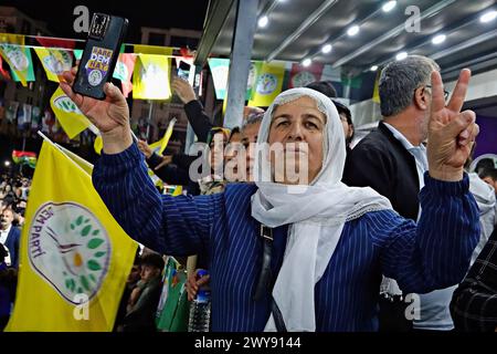 Bei der Feier in Diyarbakir wird eine Kurdin gesehen, die mit der Flagge der Partei für Gleichstellung und Demokratie ein Siegeszeichen macht. Die Wiederernennung von Abdullah Zeydan, Mitglied der Partei für Gleichstellung und Demokratie (dem Parti), der trotz des Sieges der Bürgermeisterschaft der Stadt Van, wo die Kurden stark leben, keine Wahlurkunde erhielt, wurde mit einer Kundgebung und einem Konzert in Diyarbakir nach Van gefeiert. Die Entscheidung des Wahlausschusses löste sowohl in der kurdischen Region als auch in Städten wie Istanbul und Izmir große Proteste aus. (Foto: Mehmet Masum Suer/SO Stockfoto