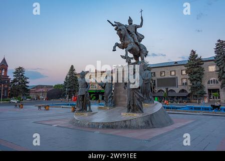 Gyumri, Armenien, 3. September 2023: Vartan Mamikonian-Statue auf dem Vartanant-Platz in Gyumri, Armenien Stockfoto