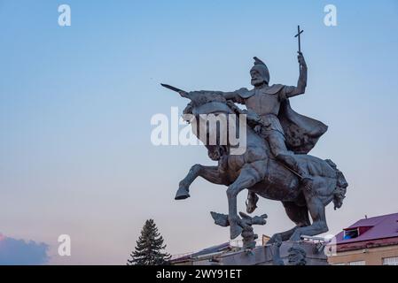 Gyumri, Armenien, 3. September 2023: Vartan Mamikonian-Statue auf dem Vartanant-Platz in Gyumri, Armenien Stockfoto