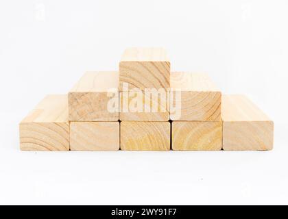 Holzblöcke in Form einer Pyramide. Leerer Platz für Text, Konzept oder Geschäftsvorlagen. Stockfoto