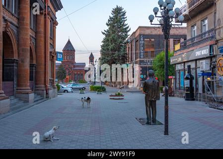 Gyumri, Armenien, 3. September 2023: Blick auf eine Straße bei Sonnenuntergang im Zentrum von Gyumri, Armenien Stockfoto