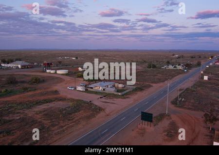 Aus der Vogelperspektive des einst wichtigen Eisenbahndorfes Cockburn, das am heutigen Barrier Highway direkt an der Grenze zu South Australia NSW liegt Stockfoto