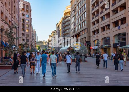 Jerewan, Armenien, 4. September 2023: Sonnenaufgang auf der nördlichen AVE-Straße in Jerewan, Armenien Stockfoto