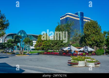 Baku, Aserbaidschan, 16. September 2023: Sommertag im Park Bulvar Mall in Baku, Aserbaidschan Stockfoto