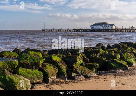 Blick vom Strand zum Pier in Clacton-on-Sea, Essex, England, Großbritannien Stockfoto