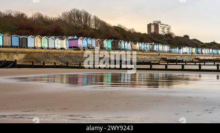 Strandhütten an der Nordseeküste in Frinton-on-Sea, Essex, England, Großbritannien Stockfoto