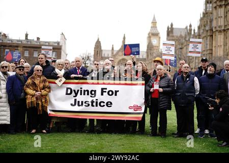 Dateifoto vom 28/02/24 von infizierten Blutopfern und Aktivisten protestieren auf College Green in Westminster, London, die Maßnahmen zur Entschädigung für Opfer des infizierten Blutskandals fordern. Fast 100 Opfer des infizierten Blutskandals seien in dem Jahr gestorben, seit die endgültigen Empfehlungen zur Entschädigung abgegeben wurden, sagte eine Wohltätigkeitsorganisation. Ausgabedatum: Freitag, 5. April 2024. Stockfoto