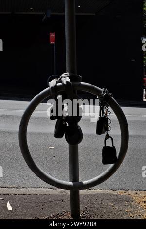 Schlüsselschließfächer an einem Versorgungsmast befestigt unansehnliche Sammlung von Kombinationsschloss Schlüsselkästen für Airbnb Kurzzeitwohnungen in Darlinghurst Stockfoto
