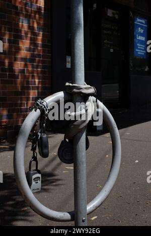 Schlüsselschließfächer an einem Versorgungsmast befestigt unansehnliche Sammlung von Kombinationsschloss Schlüsselkästen für Airbnb Kurzzeitwohnungen in Darlinghurst Stockfoto