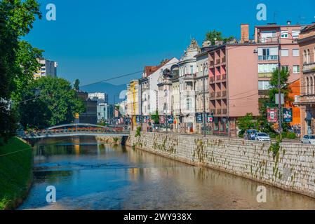 Sarajevo, Bosnien und Herzegowina, 16. Juli 2023: Flussufer des Flusses Mlijacka im Zentrum von Sarajevo, Bosnien und Herzegowina Stockfoto