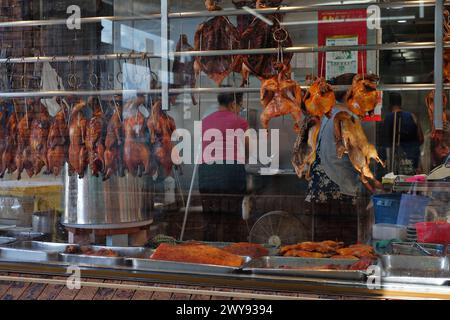 An BBQ Ducks vorbei, die im Fenster eines asiatischen BBQ-Ladens für die Arbeiter in der Park Road Cabramatta, Western Sydney, hängen Stockfoto