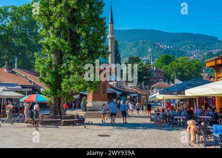 Sarajevo, Bosnien und Herzegowina, 16. Juli 2023: Sebilj-Brunnen auf dem Bascarsija-Platz an einem sonnigen Tag in Sarajevo, Bosnien und Herzegowina Stockfoto