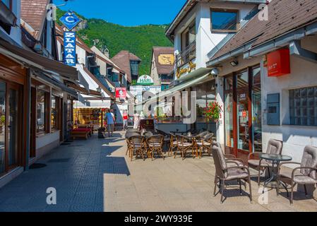 Travnik, Bosnien und Herzegowina, 16. Juli 2023: Straße in der Altstadt von Travnik, Bosnien und Herzegowina Stockfoto