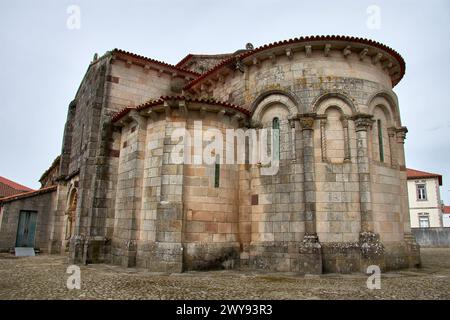 Rückansicht der Mutterkirche Sao Pedro de Rates, die im 12. Und 13. Jahrhundert im romanischen Stil erbaut wurde, an der Stelle des Klosters, das b Stockfoto