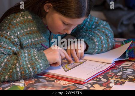 Mädchen, 10 Jahre alt, macht Schularbeit, Mecklenburg-Vorpommern, Deutschland Stockfoto