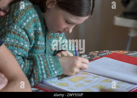 Mädchen, 10 Jahre alt, macht Schularbeit, Mecklenburg-Vorpommern, Deutschland Stockfoto