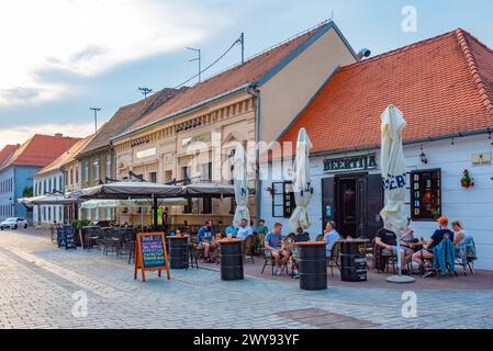 Osijek, Kroatien, 1. Juli 2023: Die Menschen genießen das Nachtleben in der Altstadt von Osijek, Kroatien Stockfoto