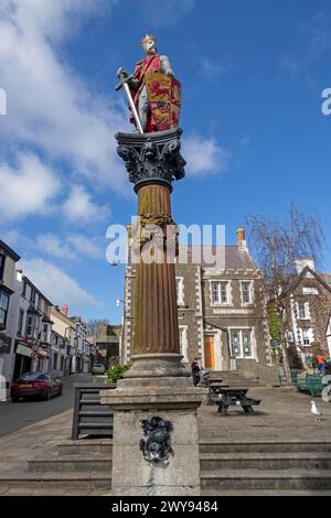 Prinz Llewelyn die große Statue, Häuser, Lancaster Square, Conwy, Wales, Vereinigtes Königreich Stockfoto