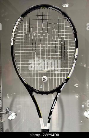 New York, New York, USA. April 2024. NOVAK DJOKOVIC 2015 US Open ''˜Championship Clinching' Spiel verwendet Racket, EST. $40.000 - $60.000, gesehen während der Sotheby's Sports Week New York. (Kreditbild: © Nancy Kaszerman/ZUMA Press Wire) NUR REDAKTIONELLE VERWENDUNG! Nicht für kommerzielle ZWECKE! Stockfoto