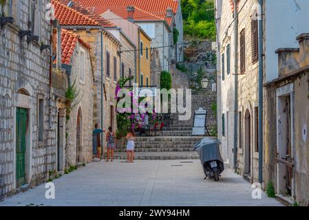 Ston, Kroatien, 12. Juli 2023: Enge Straße in der Altstadt von Ston, Kroatien Stockfoto