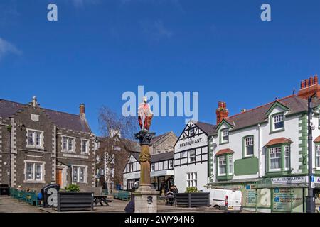 Prinz Llewelyn die große Statue, Häuser, Lancaster Square, Conwy, Wales, Vereinigtes Königreich Stockfoto