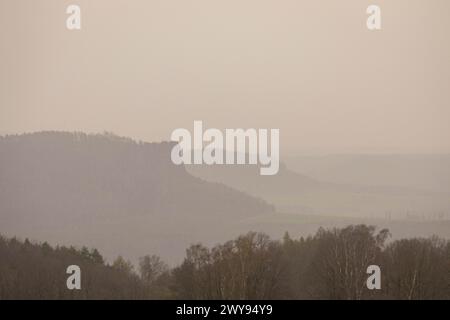 Große Mengen Sahara-Staub verdecken die Sonne und trüben den Fernblick nach Lilienstein und Pfaffenstein, Rathewalde, Sachsen, Deutschland Stockfoto