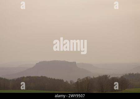 Große Mengen Sahara-Staub verdecken die Sonne und trüben den Fernblick nach Lilienstein und Pfaffenstein, Rathewalde, Sachsen, Deutschland Stockfoto