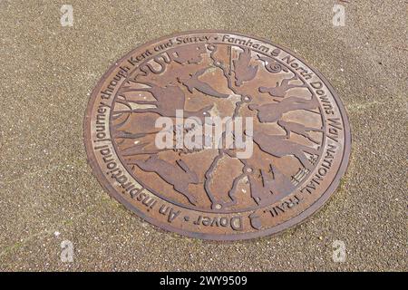 Eine Plakette auf dem Gehweg zeigt den North Downs Way National Trail, Dover, Kent, Großbritannien Stockfoto