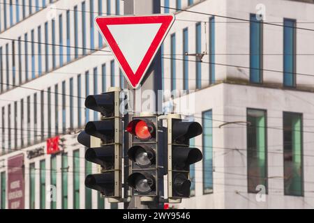 Ampel auf rot geschaltet und Verkehrsschild weicht, Deutschland Stockfoto