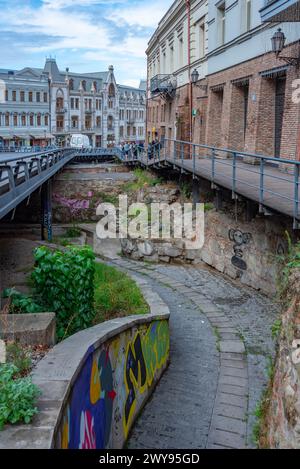 Tiflis, Georgien, 12. September 2023: Alte Stadtmauer in der georgischen Hauptstadt Tiflis Stockfoto