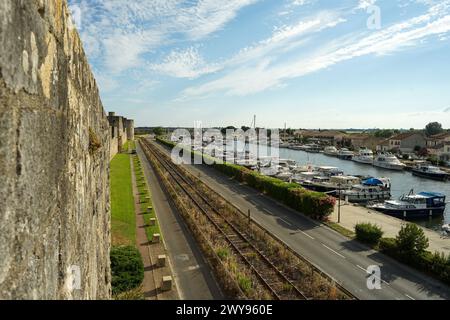 Aigues Mortes, Frankreich - 26. Juni 2021: Port d'Aigues Mortes mit Yachten und Segelbooten aus der Vogelperspektive von mittelalterlichen Stadtmauern Stockfoto