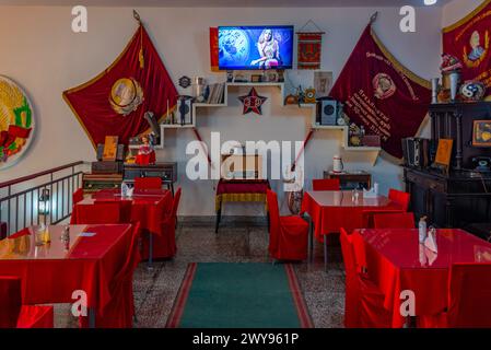 Bender, Moldawien, 24. August 2023: Innenraum einer kommunistischen Kantine in Bender, Moldawien Stockfoto