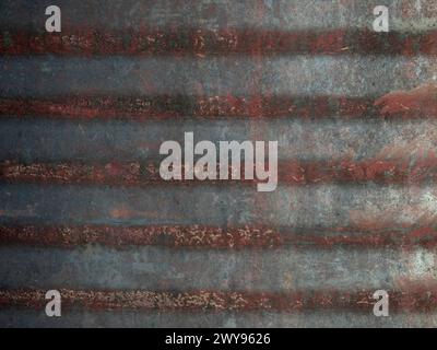 Industrielles Welleisen-Trommel mit fünf rostigen roten Ringen Hintergrund mit Kopierraum Stockfoto