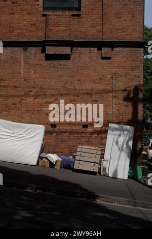 Auf dem Fußweg wurden Haushaltswaren abgeladen, eine alte Matratze, eine Kiste mit Ziehungen, Bretter, Kisten, Wohnstress auf den Straßen von Darlinghurst, Sydney Stockfoto