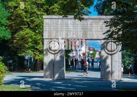 Targu Jiu, Romanai, 8. August 2023: Das Tor des Kusses in der rumänischen Stadt Targu Jiu Stockfoto